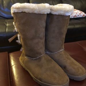 Brown boots with ribbon ties